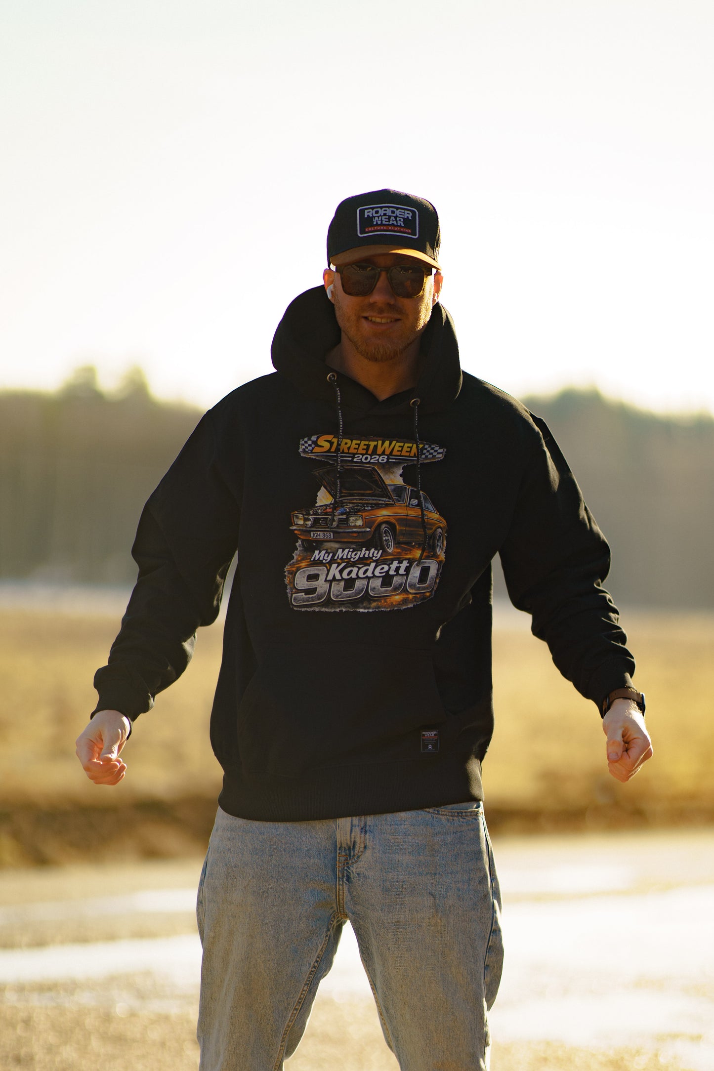 Mighty Kadett 9000 Svart Hoodie - Brösttryck