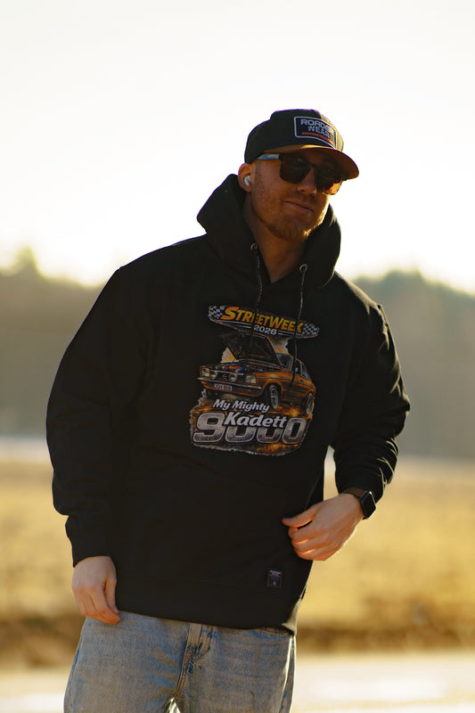 Mighty Kadett 9000 Svart Hoodie - Brösttryck