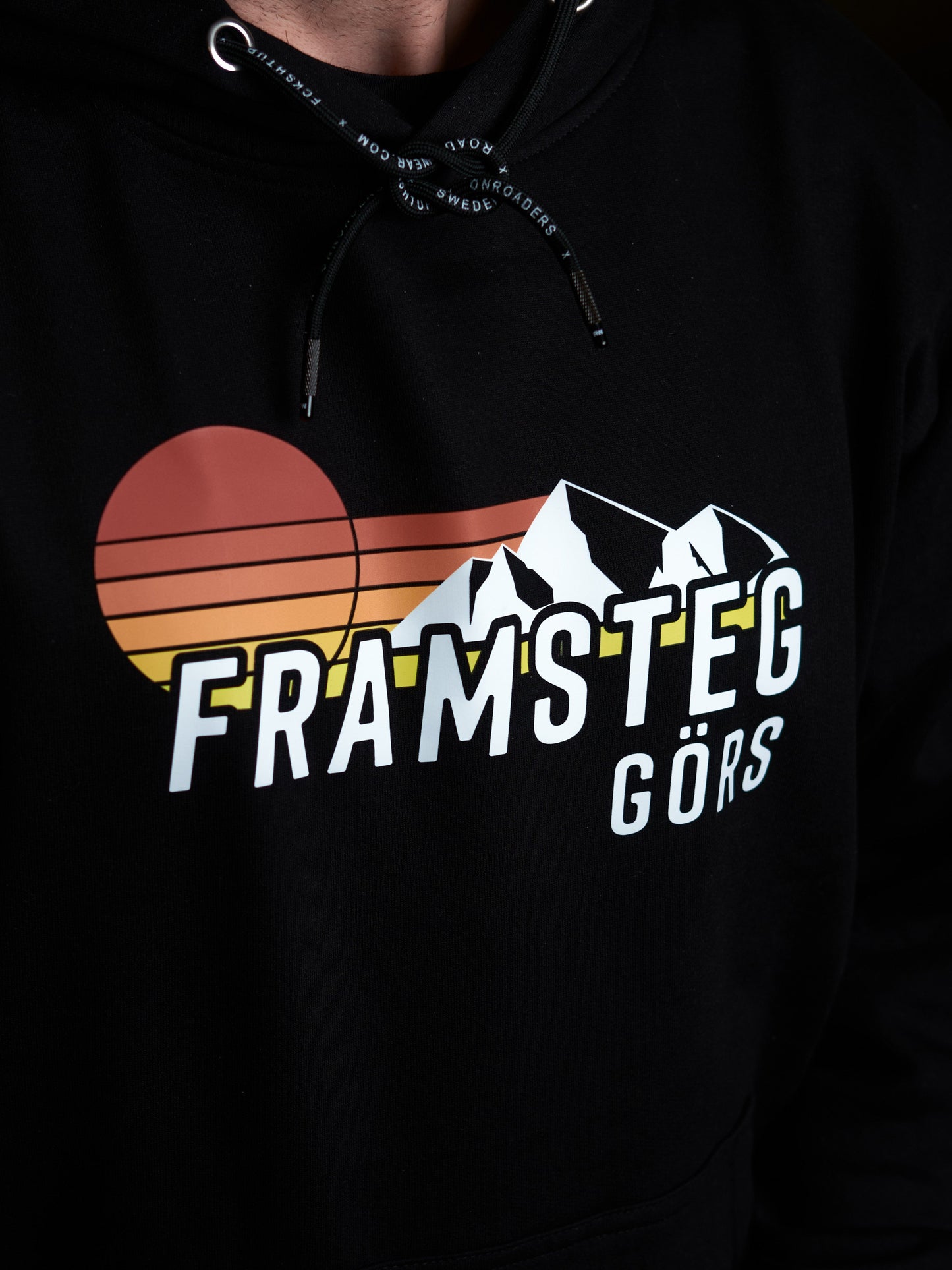 JIM OLOFSSON DRIFTING / JOD HOODIE - FRAMSTEG GÖRS - BLACK